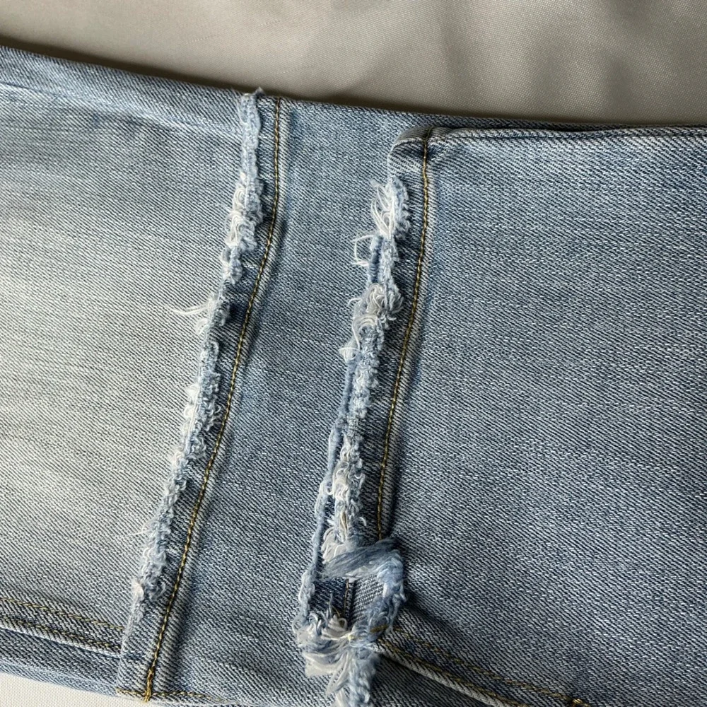KanCan High Rise Cropped Straight Jeans‎ 26 Light Wash Raw Hem Minimalist Y2K